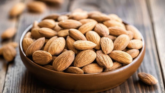 What are the benefits of almonds for pregnant women?